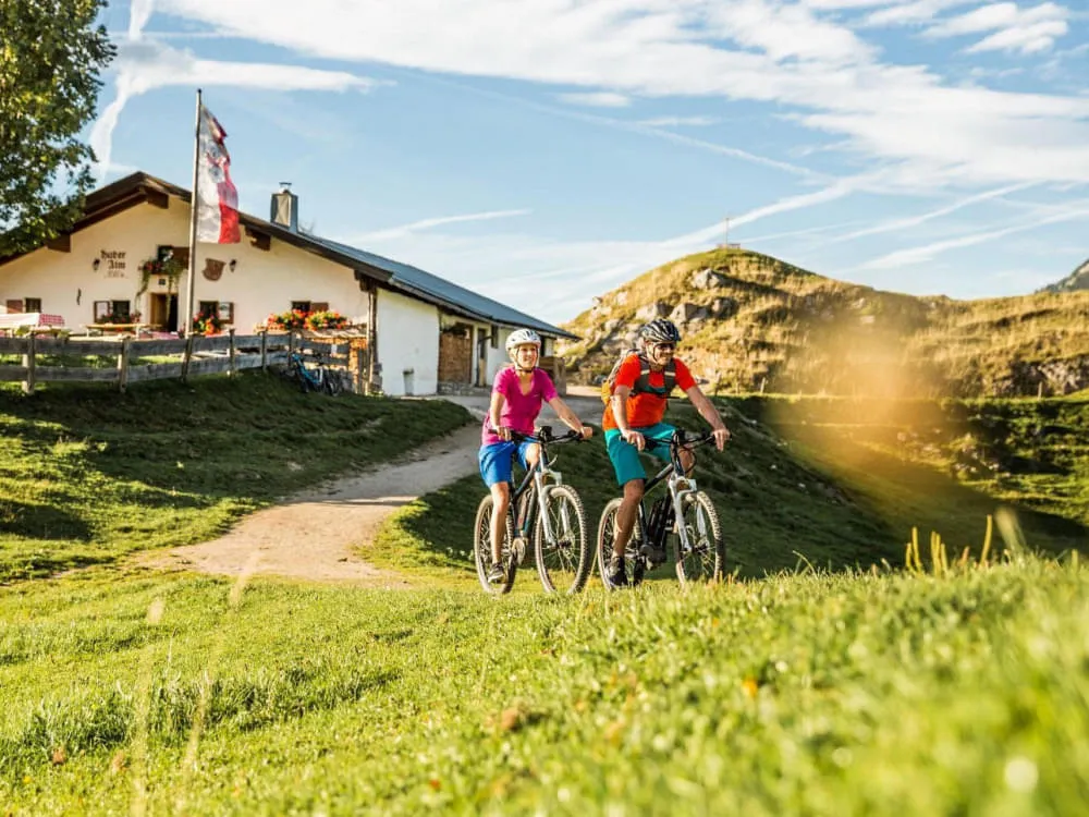 ebikefahreraufderhuberalmindenkitzbueheleralpenmirjageheye5(1)